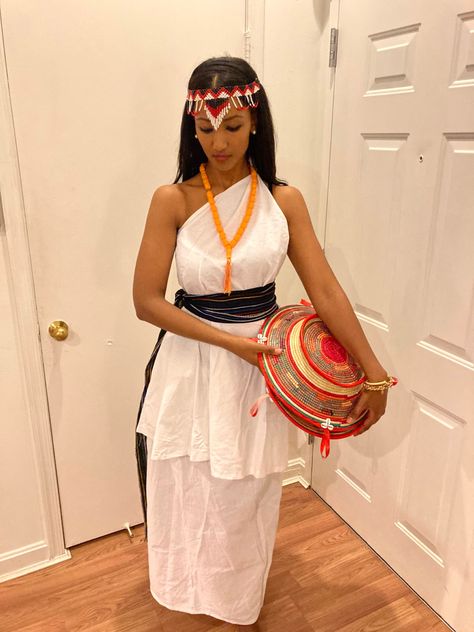 Oromo People, Yellow Beaded Necklace, Ethiopian Dress, Natural Curls Hairstyles, Fashion Design Dress, A Skirt, Modest Fashion Outfits, Traditional Dress, Two Piece Dress