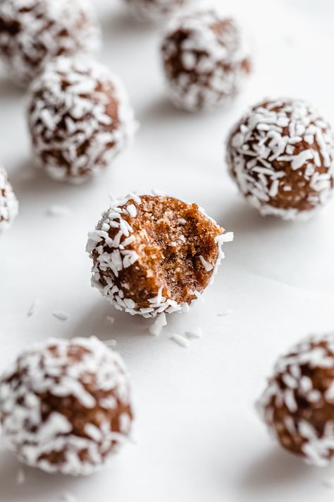 Pecan Pie Energy Balls Coconut Pralines, Tahini Date, Healthy Pecan Pie, Date Bites, Pie Balls, Pecan Pie Balls, Sesame Recipes, Pecan Pie Bites, Chocolate Tahini