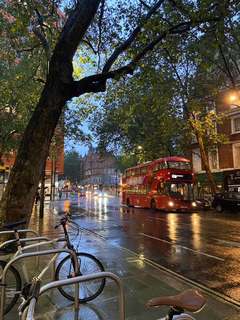 England Rain Aesthetic, London Dorm Aesthetic, Travel Uk Aesthetic, London Book Store, London Aesthetic Rain, London Instagram Aesthetic, Trip To London Aesthetic, Living In Uk Aesthetic, London Asethic