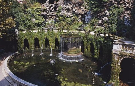 Tivoli Rome, Roman Fountain, Tivoli Italy, Roman Garden, Pond Pool, Day Trips From Rome, Villas In Italy, Tivoli Gardens, Italian Garden