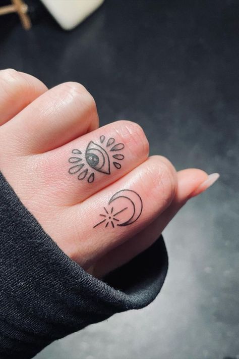 Eye Finger Tattoo, Finger Tattoo Idea, Scratch Tattoo, Egyptian Hieroglyphs, Finger Hands, Health Yoga, City Tattoo, London Tattoo, Healing Tattoo