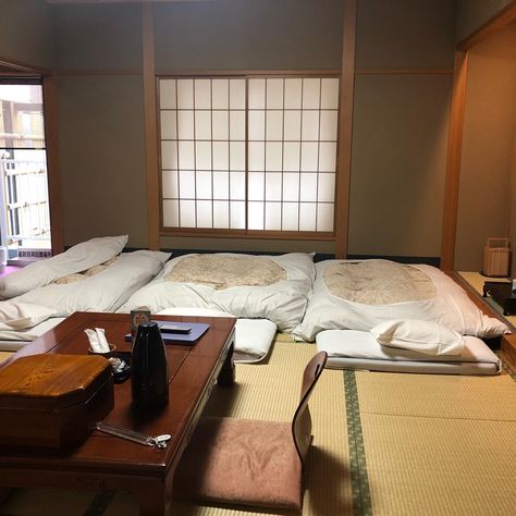 Osaka Apartment, Hotels In Japan, Onsen Ryokan, Japanese Apartment, Japanese Bedroom, Japanese Home Design, Widget Ideas, Japanese Room, Single Bedroom