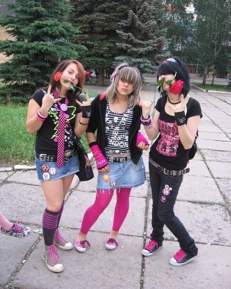 Miss Bel-Air on Instagram: “I wanted to be them but my mom wouldn’t let me :[” 2000s Scene, Scene Queens, Scene Outfits, Punk Emo, Scene Girls, Scene Fashion, Scene Kids, Scene Emo, Emo Outfits