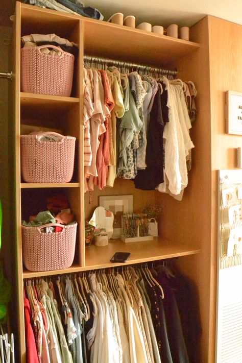 Dorm Room Ideas Closet, Tiny Dorm Closet Organization, Aesthetic Dorm Storage, Organizing Ideas For Dorm Rooms, College Dorm Wardrobe, College Desk Organization Dorm, Dorm Clothing Organization, Utampa Dorm Room, Dorm Drawer Organization