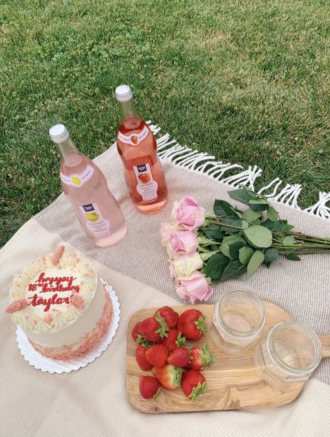 Picnic Ideas Valentines Day, Valentine Picnic Photoshoot, Valentines Picnic Aesthetic, Valentines Day Picnic Aesthetic, Simple Birthday Picnic Ideas, Galentines Picnic Ideas, Mini Picnic Ideas, Simple Birthday Picnic, Valentine Picnic Ideas