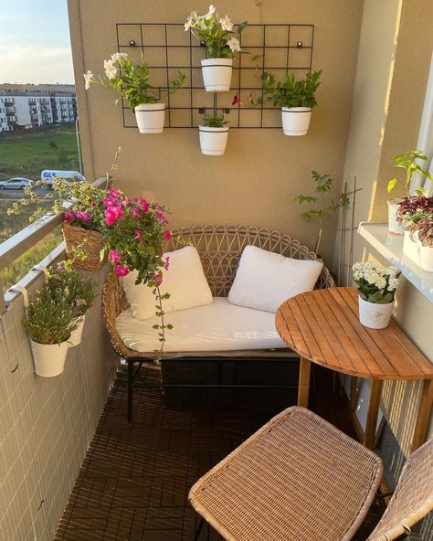 Apartment Porch, Small Apartment Balcony Ideas, Balkon Design, Small Balcony Design, Apartment Patio Decor, Apartment Patio, Small Balcony Decor, Small Balcony Ideas, Apartment Balcony Decorating