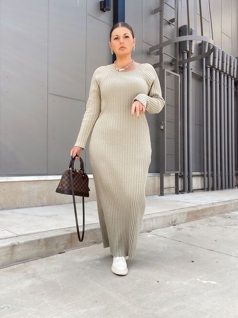 All White Outfit Baddie Party Plus Size, Fall Dress Maxi, Maxi Dress With Cardigan Fall, Modest Women Outfits, Outfit Curvy Elegante, Maxi Dress Fall Outfit, Fall Maxi Dress Outfit, Curvy Outfits Winter, Maxi Dress Winter Outfit