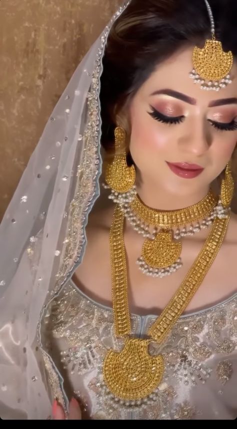 Pakistani Bride Gold Jewelry, Pakistani Gold Jewellery Design Pakistan, Jewllery Ideas For Bride, Pakistani Gold Jewellery Design, Reception Makeup Looks, Party Makeup Looks Pakistani, Pretty Bridal Makeup, Edgy Engagement Ring, Pakistani Makeup Looks