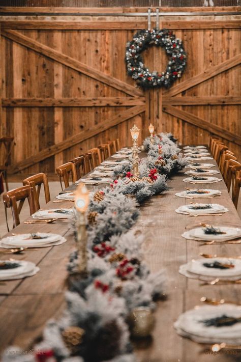 December Wedding Centerpieces Receptions, Christmas Wedding Diy Ideas, Country Christmas Wedding Ideas, Winter Cowboy Wedding, Christmas Western Wedding, Western Christmas Wedding Ideas, Christmas Wedding Photo Ideas, Barn Winter Wedding, Rustic Christmas Wedding Ideas