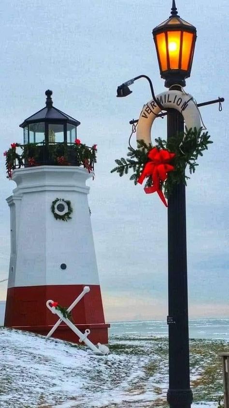 Christmas Lighthouse, Red And White Lighthouse, Abandoned Lighthouse, Old Lighthouse, White Lighthouse, Lighthouses Photography, Lighthouse Keeper, Lighthouse Pictures, Broken Window