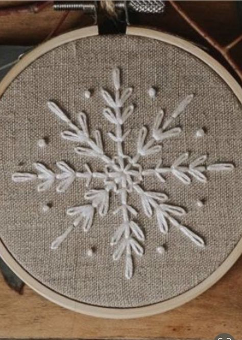 Snowflakes Embroidery Pattern, Snowman Embroidery, Christmas Tree Embroidery Design, Diy Felt Christmas Ornaments, Snowflake Embroidery, Winter Embroidery, Embroidery Hoop Crafts, Christmas Embroidery Patterns, Christmas Embroidery Designs