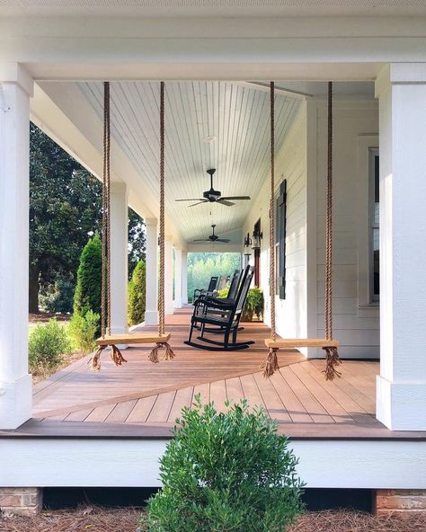 Front Porch Ideas Wrap Around, Rap Around Porch, Wrap Around Porch Ideas, 40s House, House Wrap Around Porch, House With Wrap Around Porch, Basement Diy, Farmers Porch, Big Front Porches