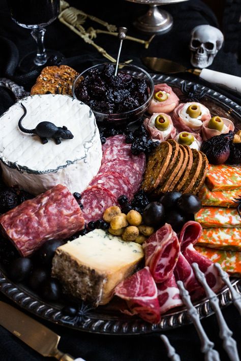 Spooky Platter Ideas, Spooky Orderves, Chic Halloween Party Food, Charcuterie Halloween Board Ideas, Tea Time Charcuterie Board, Graveyard Charcuterie Board, Halloween Charcuterie Board Scream, Cute Halloween Tablescape, Halloween Drink Board