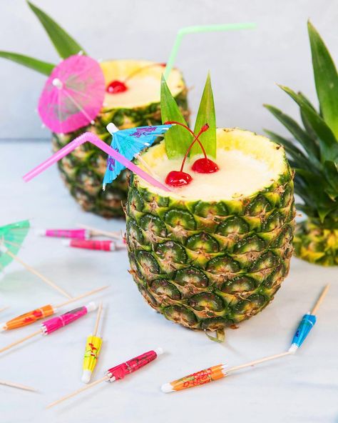 How to Make a Piña Colada - Best Frozen Piña Colada Recipe in a Pineapple Cup Easy Pina Colada Recipe, Frozen Pina Colada, Vegan Cocktails, Virgin Pina Colada, Pineapple Cup, Pina Colada Recipe, Rum Cream, Pineapple Drinks, Pineapple Rum