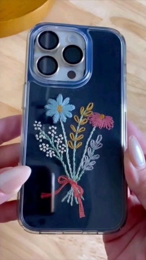 Mobile Case Design Ideas, Diy Mobile Cover Ideas, Embroidery Mobile Cover, Diy Phone Cover Ideas, Cute Phone Cases Diy, Phone Back Cover Design, Mobile Cover Diy, Crochet Mobile Cover, Diy Phone Case Ideas