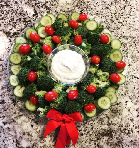 Make Ahead Christmas Appetizers, Best Christmas Appetizers, Decorações Com Comidas, Christmas Recipes Appetizers, Christmas Food Dinner, Veggie Tray, Christmas Brunch, Christmas Menu, Xmas Food