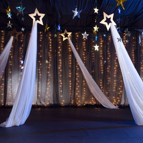 Starry Night Prom, 4de Verjaardag, Church Christmas Decorations, Night Under The Stars, Christmas Stage, Dance Decorations, Prom Themes, Dance Themes, Prom Decor