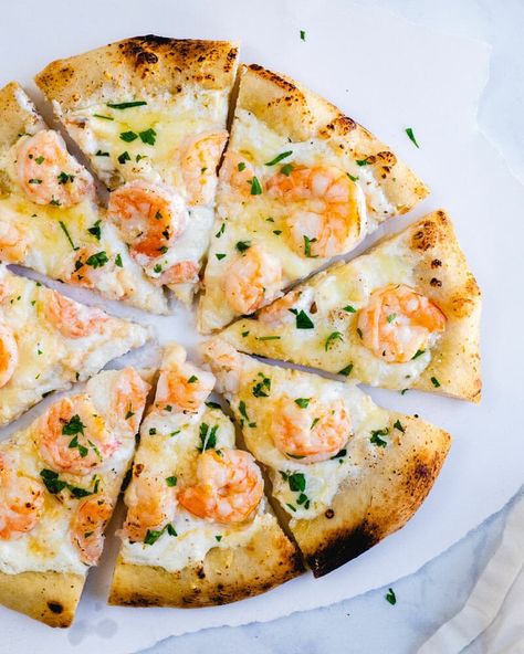 Shrimp Flatbread Recipes, Shrimp Pizza Recipe, Pizza Tart, Prawn Pizza, Lemon Pizza, Homemade Cheese Pizza, Buffalo Chicken Pizza Recipe, Pizza Toppings Combinations, Shrimp Pizza