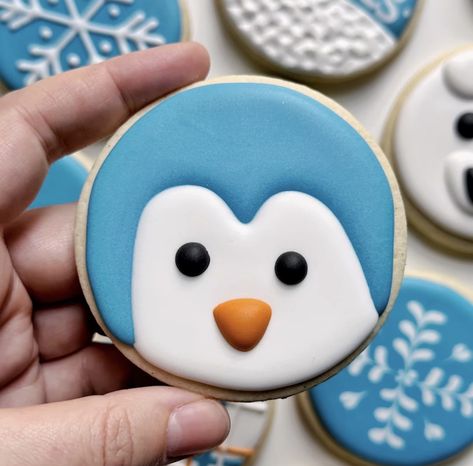 Easy Round Cookie Decorating Ideas, Winter Cookie Designs, Decorated Round Cookies, Winter Cookies Royal Icing, Round Decorated Christmas Cookies, Winter Decorated Cookies, Winter Royal Icing Cookies, Round Cookies Decorated, Round Cookie Decorating Ideas