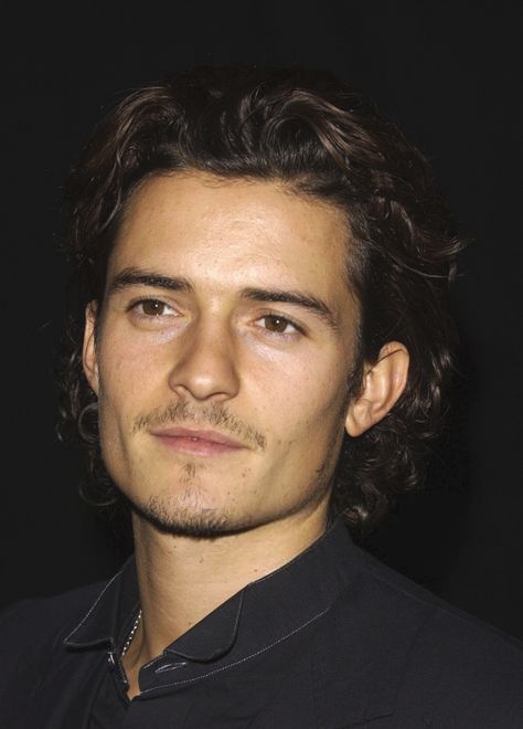 Orlando Bloom Curly Hair, Black Haired Male Actors, Lord Of The Rings Orlando Bloom, Orlando Bloom Lord Of The Rings, Will From Pirates Of The Caribbean, 2000s Celebrities Men, Orlando Bloom Hair, Orlando Bloom Early 2000s, Orlando Bloom Will Turner