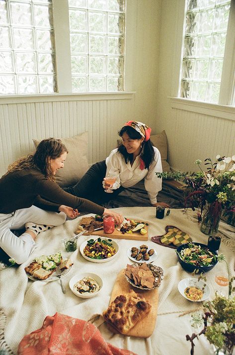 Valentine's Day Indoor Picnic, Cozy Proposal Ideas, Indoor Picnic Decor, Indoor Picnic Ideas Friends, Floor Picnic Indoor, Indoor Picnic Photoshoot, Picnic Indoor Ideas, Indoor Picnic Aesthetic, Picnic Inside House