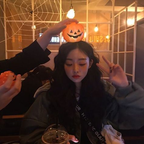 Korean Things : ˗ˏˋ Halloween 2 ˎˊ˗ ulzzang icons;  send... Catfish Girl, Girl Themes, Halloween Photoshoot, Aesthetic People, Korean Aesthetic, Theme Halloween, Uzzlang Girl, Ulzzang Fashion, Asia Girl