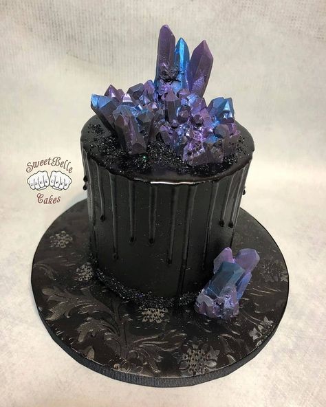 ROGUE + WOLF on Instagram: “So much love for this crystal cake! 😍⁠ ⁠ What's your favourite flavour cake? 🤤⁠ ⁠ ⁠ ⁠ ⁠ ⁠ ⁠ #rogueandwolf #alt #goth #witchy #crystals…” Gothic Birthday Cakes, Goth Cakes, Cake Desert, Campfire Cake, Crystal Cupcakes, Witch Cake, Crystal Rocks, Black Cake, Crystal Cake