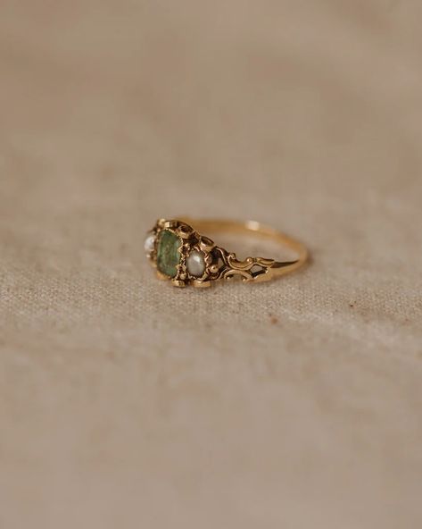 Unconventional Engagement Rings Vintage, Unique Engagement Rings Not Diamond, Green Gem Engagement Ring, Earthy Engagement Ring, Rings Engagement Green, Dark Green Engagement Ring, Dainty Vintage Engagement Rings, Vintage Jewellery Aesthetic, 1920s Rings