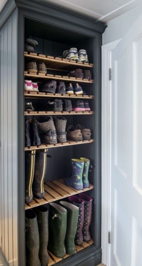 Koti Diy, Mudroom Decor, Mudroom Laundry Room, Mud Room Storage, Mudroom Design, Boot Room, Remodel Kitchen, Laundry Mud Room, Laundry Room Design