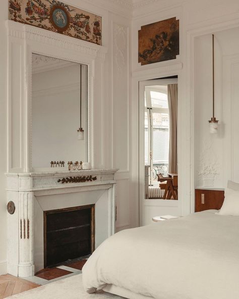 https://www.instagram.com/p/CXtnhw0gHLj/?igshid=MDJmNzVkMjY= Parisian Art Deco Bedroom, Haussmann Interior, Haussmann Architecture, Parisian Bedroom, Art Deco Apartment, Monochromatic Room, Paris Interiors, Art Deco Bedroom, Apartment Architecture