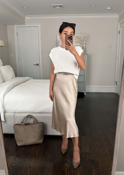 affordable silk slip skirt work outfit // cream + champagne business attire Outfit Cream, Silk Skirt Outfit, Satin Skirt Outfit, Outfit Elegantes, Skirt Outfits Fall, Beige Skirt, Skandinavian Fashion, Chique Outfits, Rock Outfit