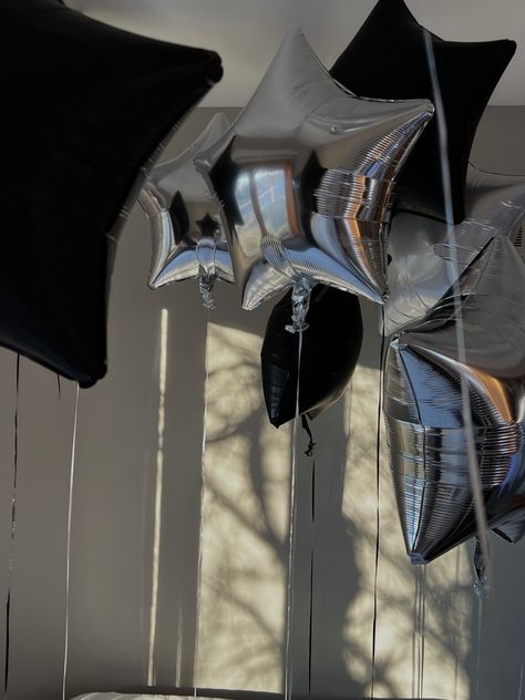 Black Star Balloon, Silver Black Aesthetic, Star Balloons Aesthetic, Birthday Themes Black And White, Star Birthday Party Ideas Decoration, Silver Star Balloons, Silver And Black Theme Birthday Party, Black Silver Birthday Theme, Star Balloon Decorations