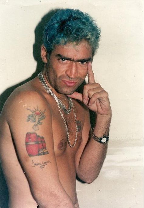 El potro Rodrigo Bueno (24 de mayo de 1973 – 24 de junio de 2000), conocido por su nombre Rodrigo, fue un cantante argentino de cuarteto. Common People, Famous Singers, Retro Men, My Favorite Music, Watercolor Tattoo, Portrait Tattoo, Rock And Roll, Art Tattoo, Retro Fashion