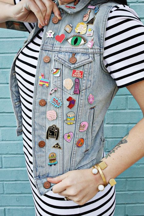 Enamel pin vest! Soft Grunge, Zooey Deschanel, Denim Print, Jacket Pins, Future Style, Jean Vest, Patches Jacket, Pin And Patches, Cute Pins