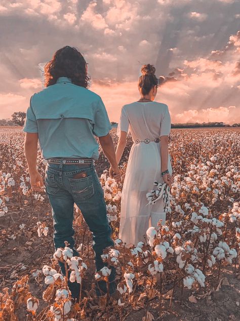 Cotton Pictures Couple, Cotton Field Engagement Photos, Engagement Photos In Cotton Field, Cottonfield Photoshoot, Cotton Field Photography Family, Couple Cotton Field Pictures, Cotton Feild Pics, Cottonfield Family Pictures, Cotton Family Pictures