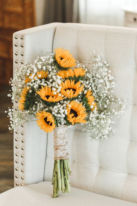 Rustic Sunflower Wedding Ideas, Sunflower Wedding Ideas, Sunflower Bridal Bouquet, Sunflower Wedding Decorations, Bouquet Champetre, Rustic Sunflower Wedding, Sunflower Themed Wedding, Sunflower Wedding Bouquet, Bridal Sunflowers