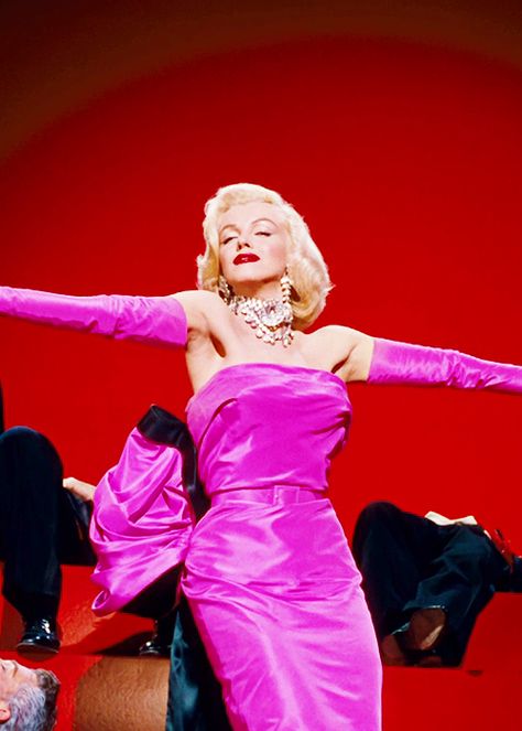 Gentlemen Prefer Blondes.  "Diamonds are a Girl's Bestfriend" bright pink satin gown. Marilyn Monroe Pink Dress, Marilyn Monroe Diamonds, Klasik Hollywood, Poppy Montgomery, Marilyn Monroe Fotos, Estilo Marilyn Monroe, Monroe Dress, Mode Glamour, Marilyn Monroe Fashion