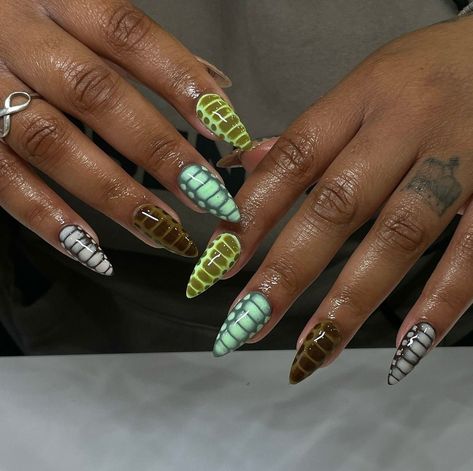 Coffin Crocodile Nails, How To Crocodile Nails, French Tip Alligator Nails, Neon Croc Nails, Almond Nails Croc Print, How To Do Alligator Nails, Green Snakeskin Nails, Crocodile Almond Nails, Green Alligator Nails