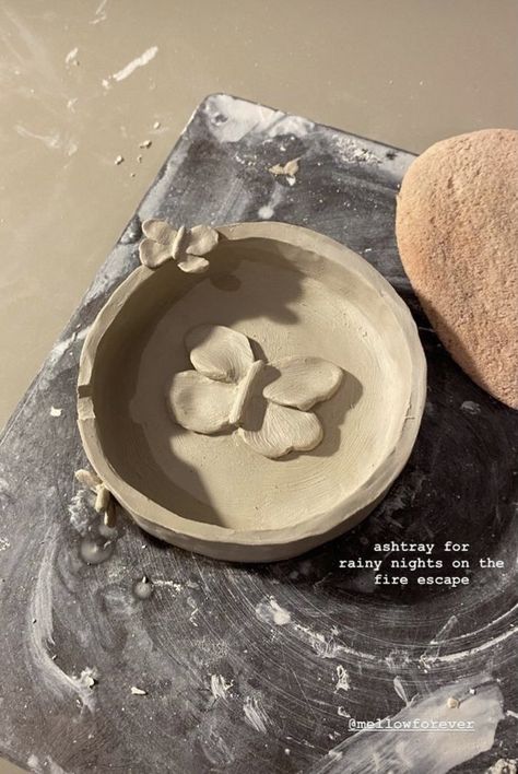 Pottery Dishes Ideas, Clay Art Bowls, Aesthetic Clay Bowl, Clay Decorations Aesthetic, Clay Bowls Aesthetic, Easy Airdryclay Ideas, Clay Ideas Tray, Cool Clay Ideas Aesthetic, Poterry Clay Ideas Cute