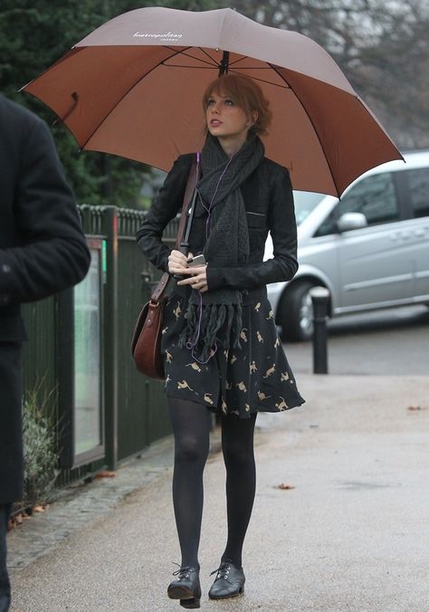 Leather Jacket Black Skirt, Taylor Swift 2010, Taylor Swift 2012, Rainy London, Taylor Swift Black, Diana Memorial, Taylor Swift Dress, Taylor Swift Street Style, Taylor Outfits