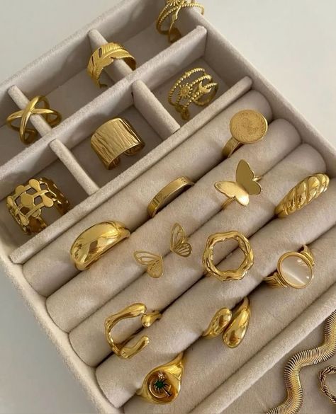 Gold Jewellery Aesthetic, Minimalist Accessories Jewellery, Capsule Wardrobe Jewelry, Trending Rings, Jewellery Elegant, Xoxo Jewelry, Jewelry Closet, Dope Jewelry Accessories, Modern Gold Jewelry