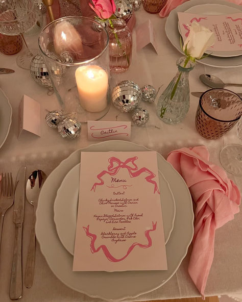 aesthetic dinner party settings Pink Table Birthday, Name Tags Dinner Table, 15 Small Party Ideas, Dinner Menu Design Ideas, Bows Dinner Party, Birthday Place Settings, Pink Dining Table Decor, Dinner Party Details, Table Design For Birthday