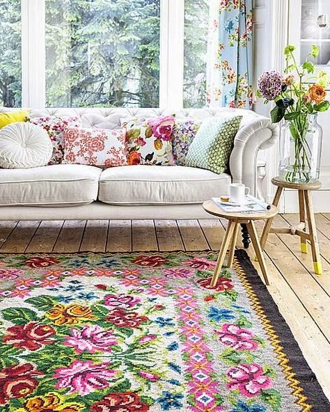 White Couch, Dekorasi Kamar Tidur, Pretty Pillow, Style Deco, Beautiful Living Rooms, Floral Rug, Interior Design Trends, Decoration Design, Interior Designer