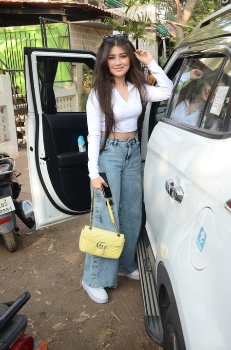 Casual Crop Top Outfits Jeans, Baggy Jeans Outfit Indian, Crop And Jeans Outfit, Poses For Crop Tops, Crop Tops On Jeans, Aditi Bhatia Outfit, Crop Top Outfits With Jeans Casual, How To Style White Crop Top, White Tops And Jeans Outfit