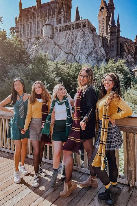 Disney Universal Outfits, Harry Potter Disney Outfit, Harry Potter Wizarding World Outfits, Outfits For Harry Potter World, Universal Wizarding World, Hufflepuff Outfit Universal, Harry Potter World Orlando Outfit, Universal Theme Park Outfits, Universal Studios Florida Outfits