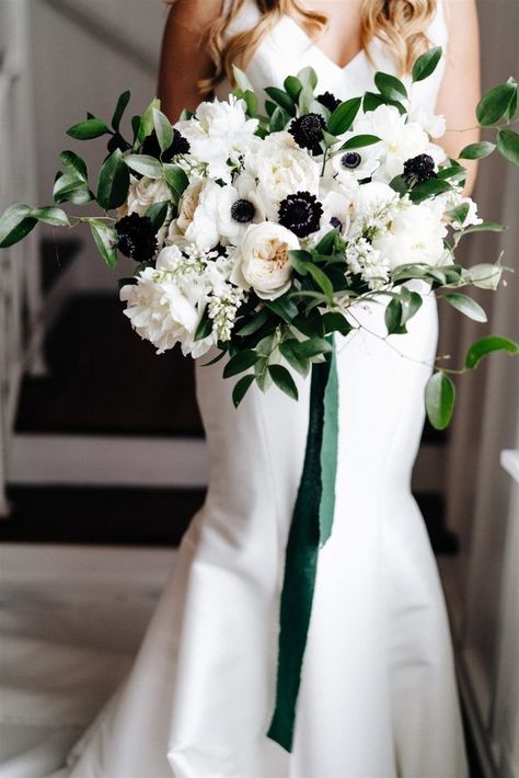 Bridal brooch bouquet