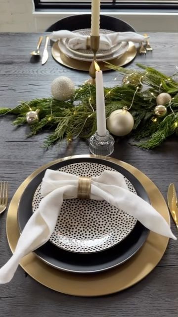 Phuong on Instagram: "✨Comment SHOP for the link to these products! Here are 2 easy ways to style your napkins for any table setting! They both add an elevated touch! Which one is your favorite? ✨Ways to Shop✨ 1- Comment SHOP for links to be sent directly to your inbox 2- Click the link in my Bio and click on SHOP MY INSTAGRAM 3- Click the link in my bio and head to my LTK Shop 4- Direct Link ➡️ https://liketk.it/4okud #christmastable #christmasdecor #christmastime #christmasparty #holidaytablescape #holidaydecor #tablesetting #tablescapes" Decorating With Charger Plates, Charger Plates Table Setting, Gold Charger Plates Table Setting, Plate Chargers Ideas, Chargers Plates Table Setting, Gold Charger Plates, Christmas Dinner Table Settings, Charger Ideas, Gold Charger Plate