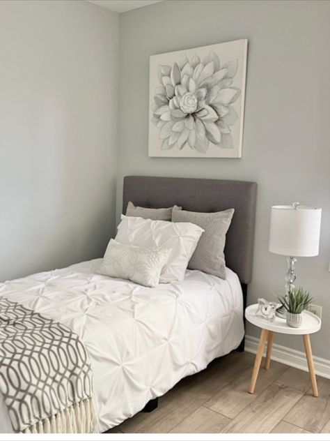 Use a couple of large throw pillows or a king bed pillow to add layers to a twin bed... Grey Single Bedroom Ideas, Bedroom Ideas For Single Beds, How To Dress A Single Bed, Single Bed Inspo Aesthetic, White Bedding Twin Bed, Twin Size Bed Bedroom Ideas, Twin Size Bed Pillow Arrangement, Aesthetic Single Bed Ideas, Bedroom Single Bed Ideas