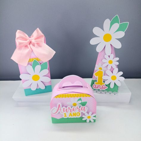 Ideias de inspiraçao de personalizados no tema margarida na cor rosa #margarida#maedenina#kitmargarida Small Boxes, Candy Bar, Aurora, Bridal Shower, Daisy, Milk, Gift Wrapping, Baby Shower, Candy