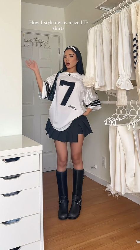 bloquette type T Shirt And Jean Skirt Outfit, Baggy Top And Skirt, Denim Top Aesthetic, Skirts Aesthetic Outfit, Outfit Ideas Denim Skirt, Jersey Shirt Outfit Women, Outfit With Jersey, Outfit Idea Baddie, Aesthetic Skirt Outfits